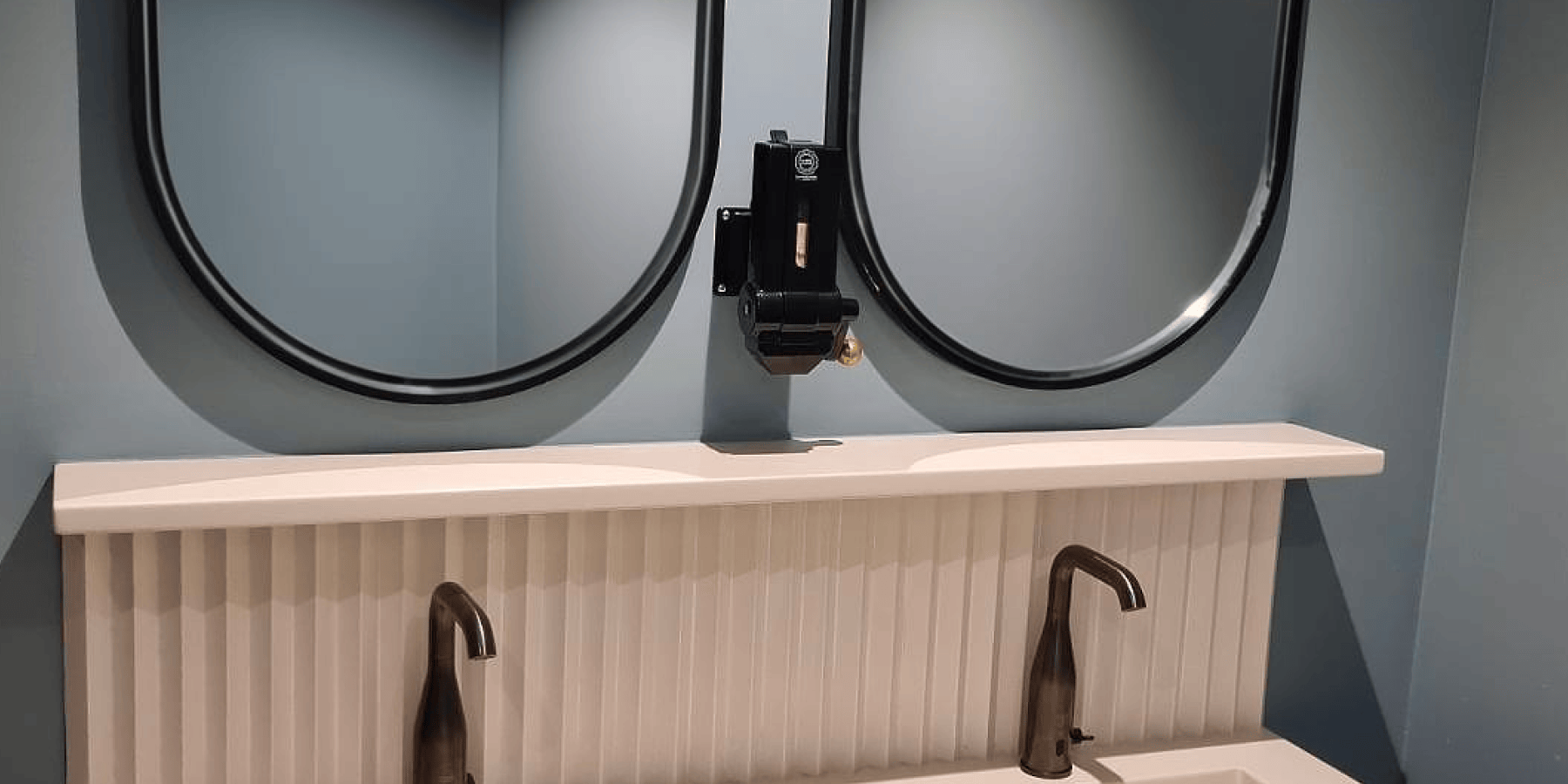 Pourquoi passer aux distributeurs de savon solide dans votre entreprise ? - La Râpe à Savon 